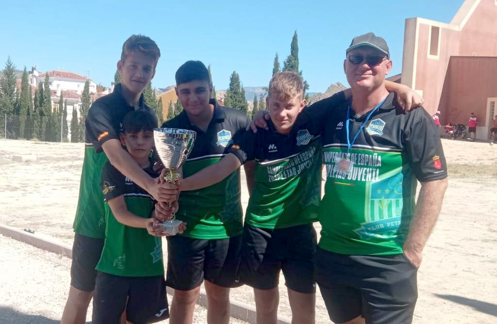 El equipo juvenil del Club Petanca Paretón, en lo más alto de la Región